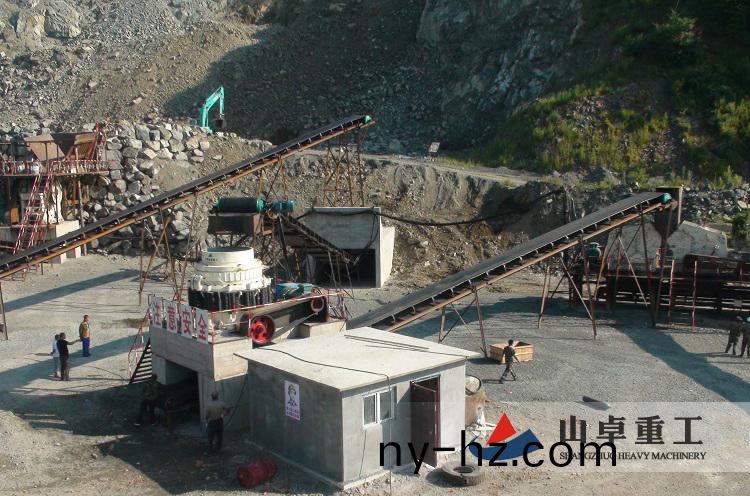 圓錐式破碎(sui)機(jī)(ji)生産現(xiàn)場