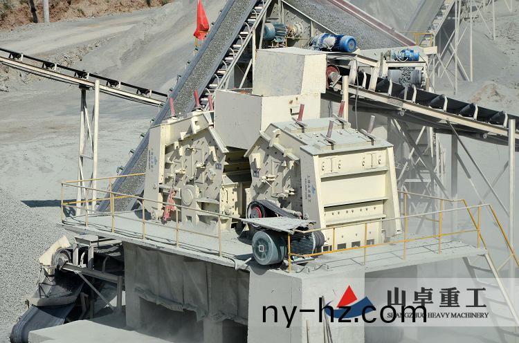 反擊式破(po)碎機(jī)現(xiàn)場(chǎng)